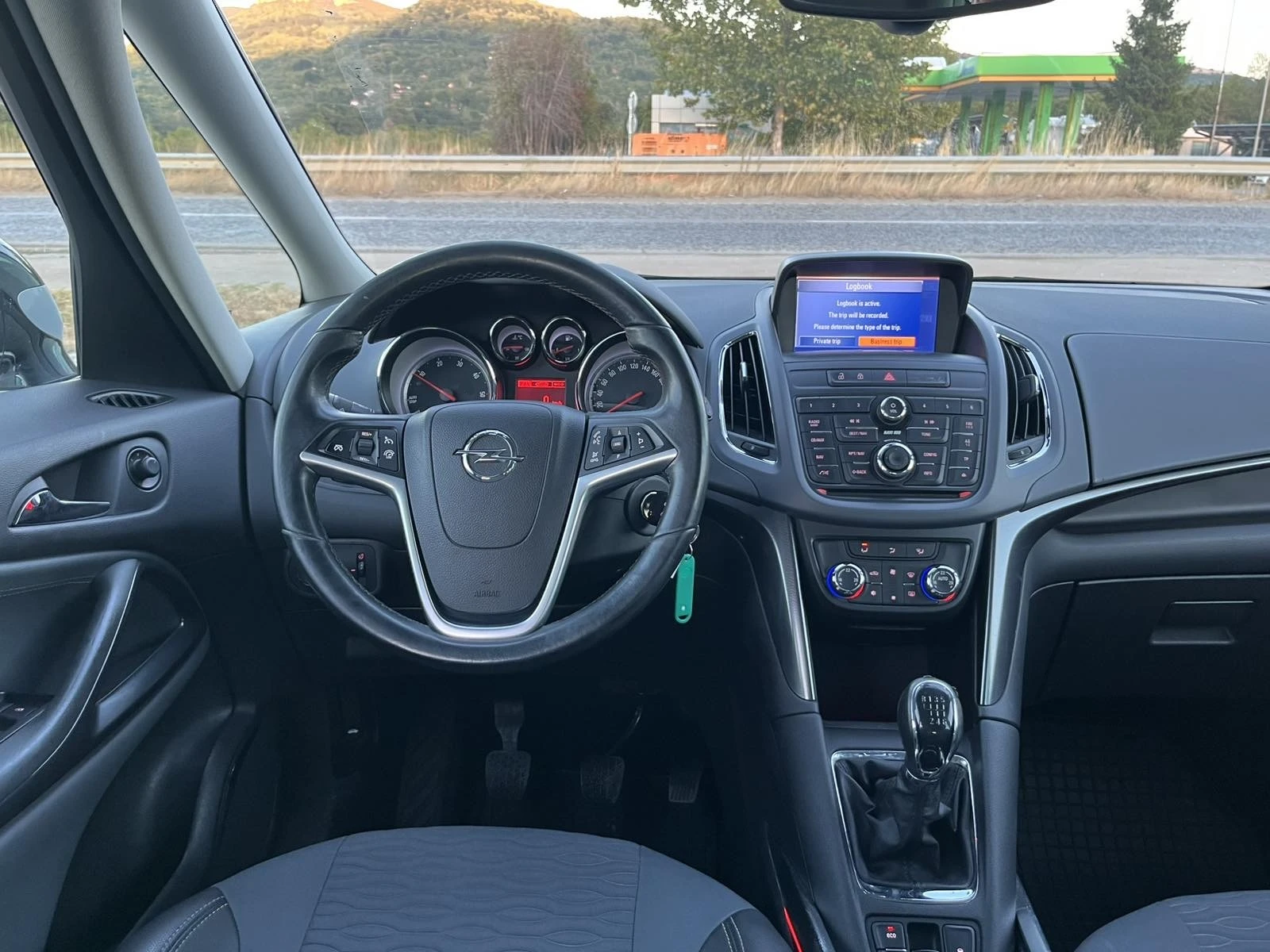 Opel Zafira 2.0 ECOFLEX 131к 6 СКОРОСТИ  АВТОПИЛОТ КЛИМАТРОНИК, снимка 12 - Автомобили и джипове - 53566239