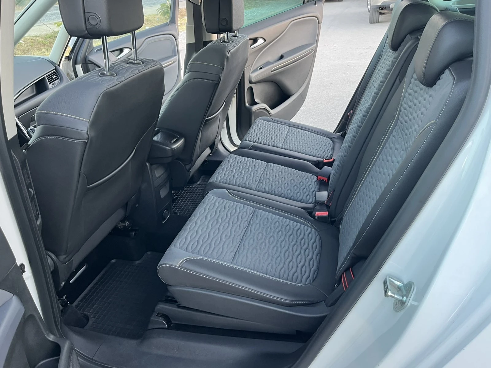 Opel Zafira 2.0 ECOFLEX 131к 6 СКОРОСТИ  АВТОПИЛОТ КЛИМАТРОНИК, снимка 9 - Автомобили и джипове - 53566239