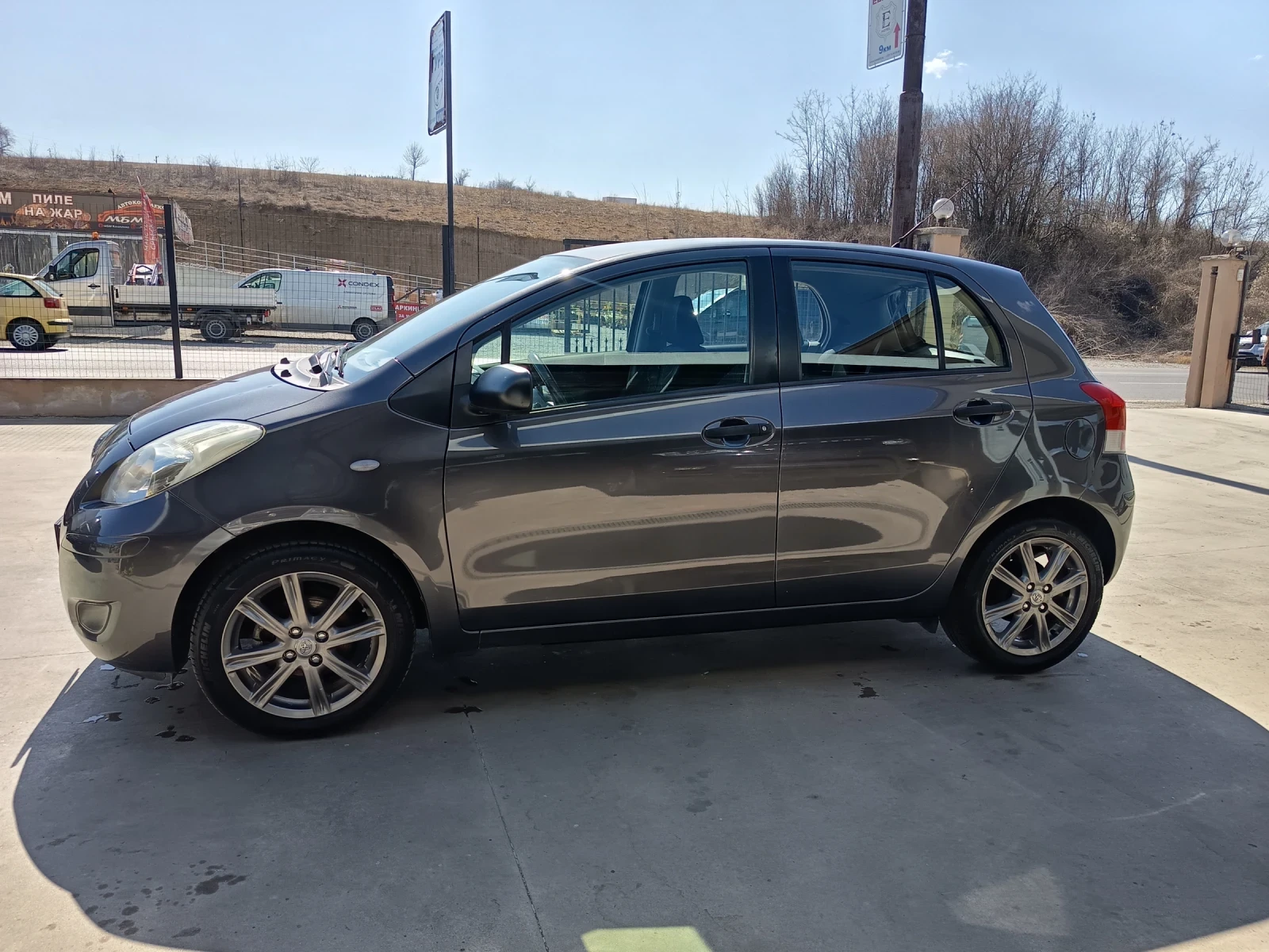 Toyota Yaris 1.0vvti, снимка 7 - Автомобили и джипове - 53814776