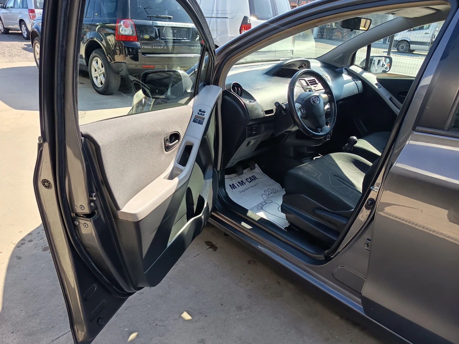 Toyota Yaris 1.0vvti, снимка 9 - Автомобили и джипове - 53814776