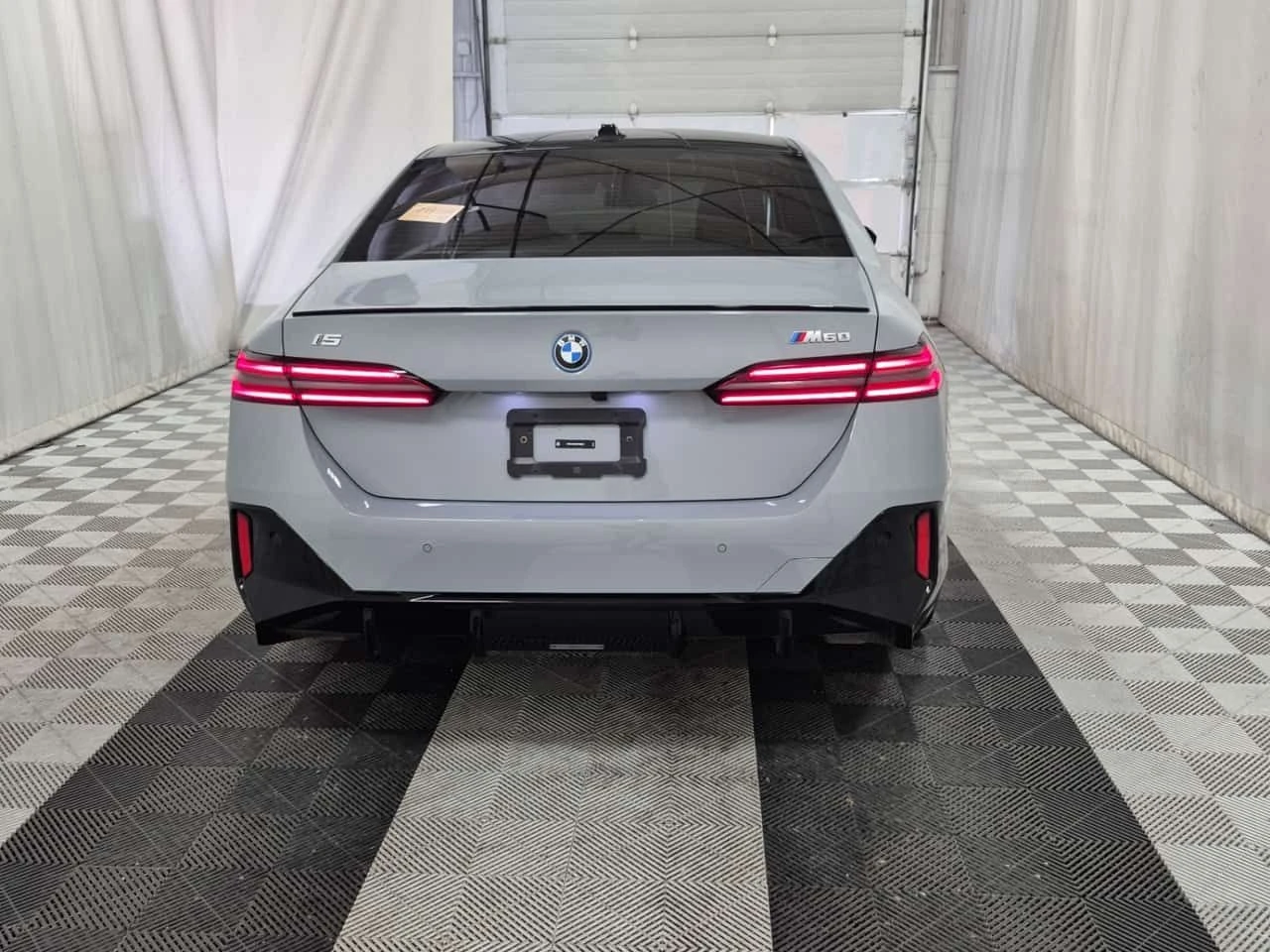 BMW i5 M60 XDRIVE| BOWERS & WILKINS| SWAROWSKI| SKY LOUNG | Mobile.bg � ����������� 5