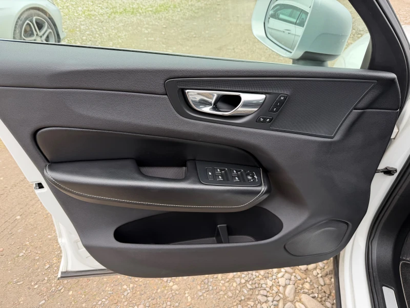 Volvo XC60 2.0 D R DESIGN(КАТО НОВА), снимка 12 - Автомобили и джипове - 52875088