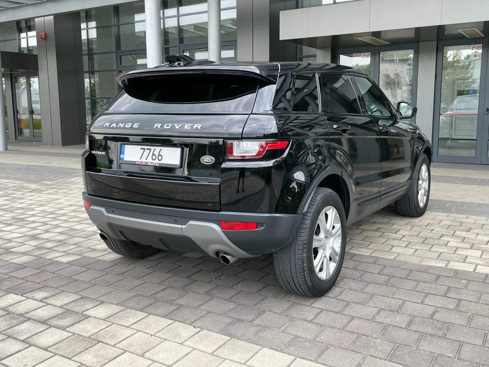 Land Rover Range Rover Evoque Facelift  2.0 Si4 AWD - изображение 6