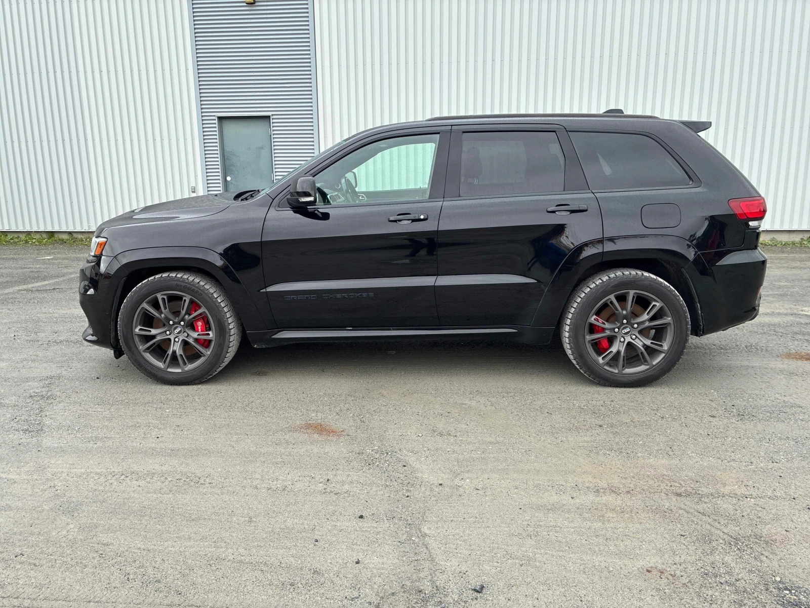 Jeep Grand cherokee SRT | CARFAX | АВТОКРЕДИТ БЕЗ ПЪРВОНАЧАЛНА , снимка 3 - Автомобили и джипове - 56008175