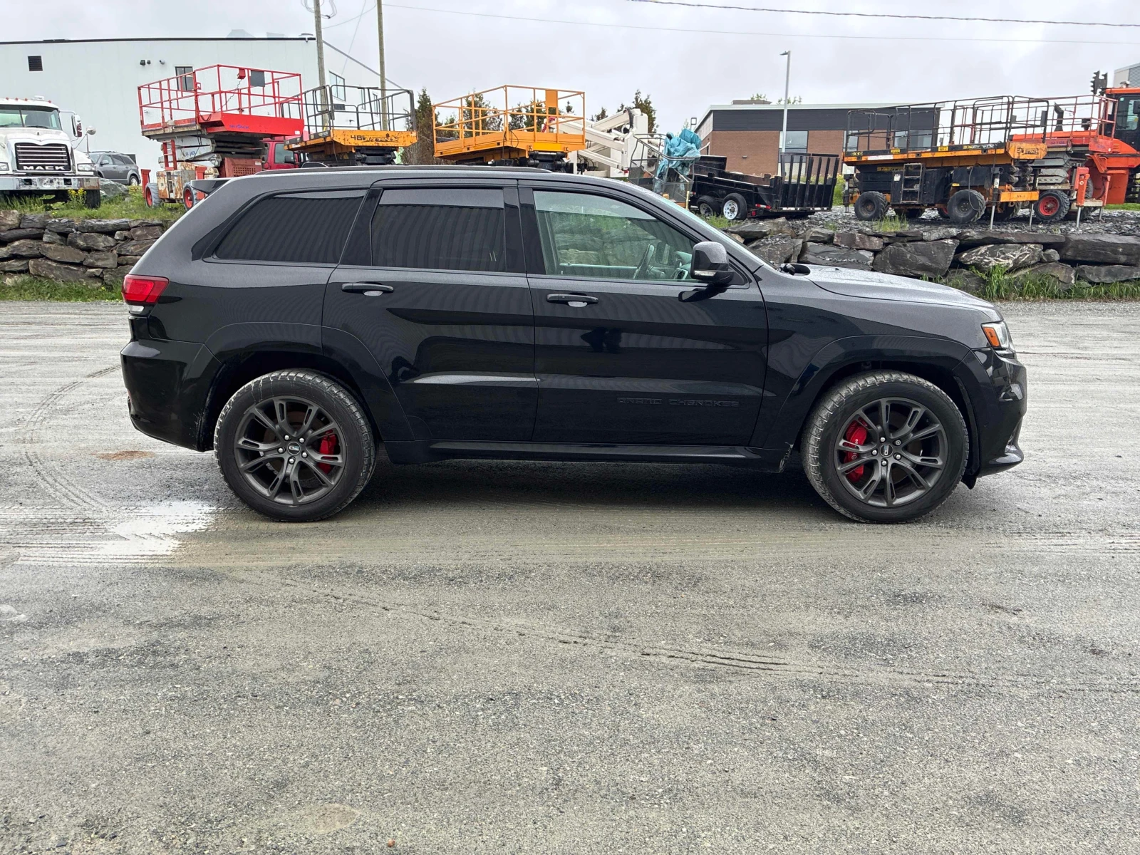 Jeep Grand cherokee SRT | CARFAX | АВТОКРЕДИТ БЕЗ ПЪРВОНАЧАЛНА , снимка 4 - Автомобили и джипове - 56008175