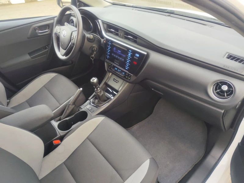 Toyota Auris, снимка 10 - Автомобили и джипове - 53253854