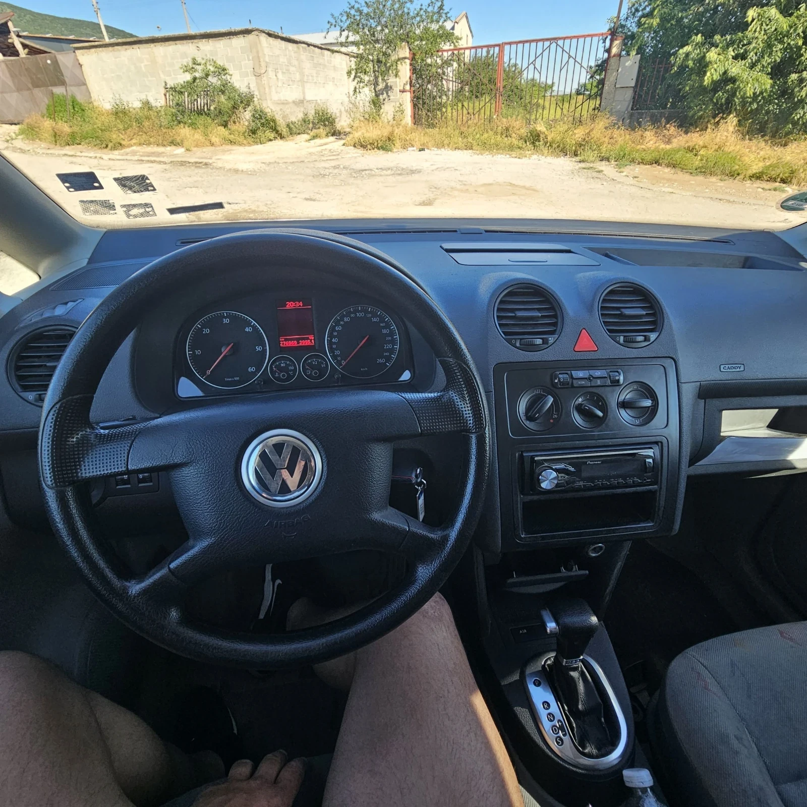 VW Caddy 1.6tdi. 105к.с., снимка 8 - Автомобили и джипове - 54721102