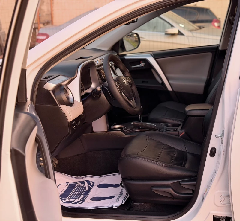 Toyota Rav4 2.0i Premium Edition Automatic Кожа Нави Като Нова, снимка 6 - Автомобили и джипове - 52713965