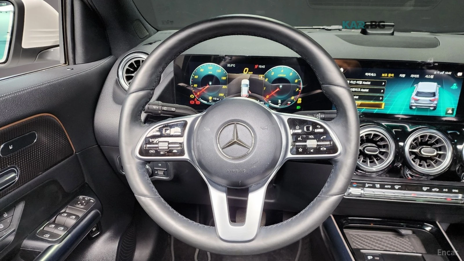 Mercedes-Benz GLA 220 * КОЖА* ПОДГРЕВ* NAVI* LED* ПАНОРАМА* , снимка 13 - Автомобили и джипове - 54732703