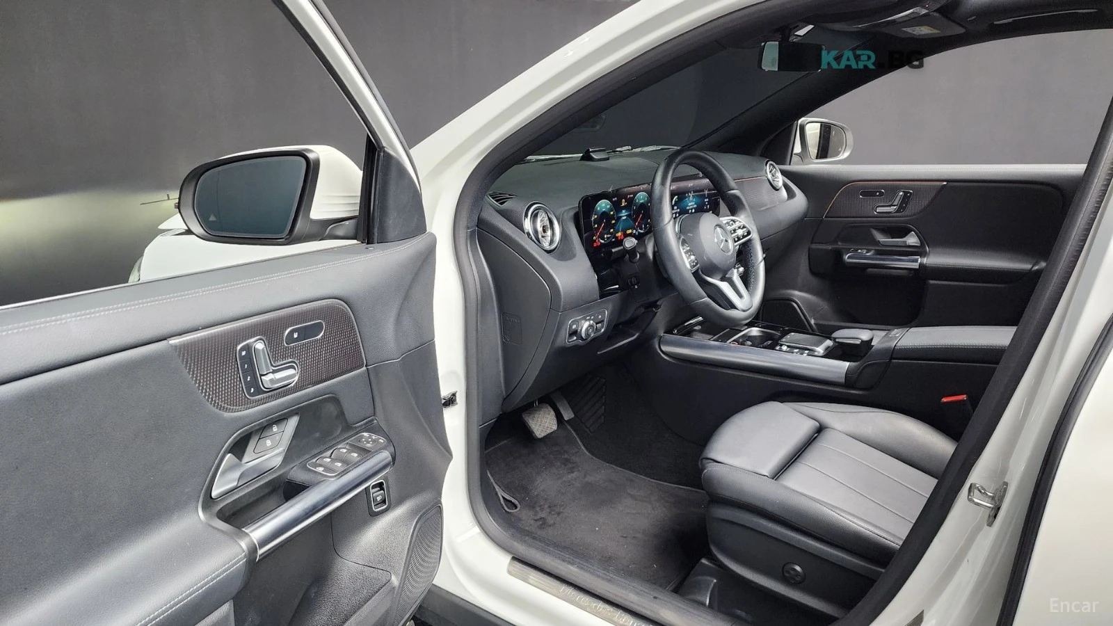 Mercedes-Benz GLA 220 * КОЖА* ПОДГРЕВ* NAVI* LED* ПАНОРАМА* , снимка 10 - Автомобили и джипове - 54732703