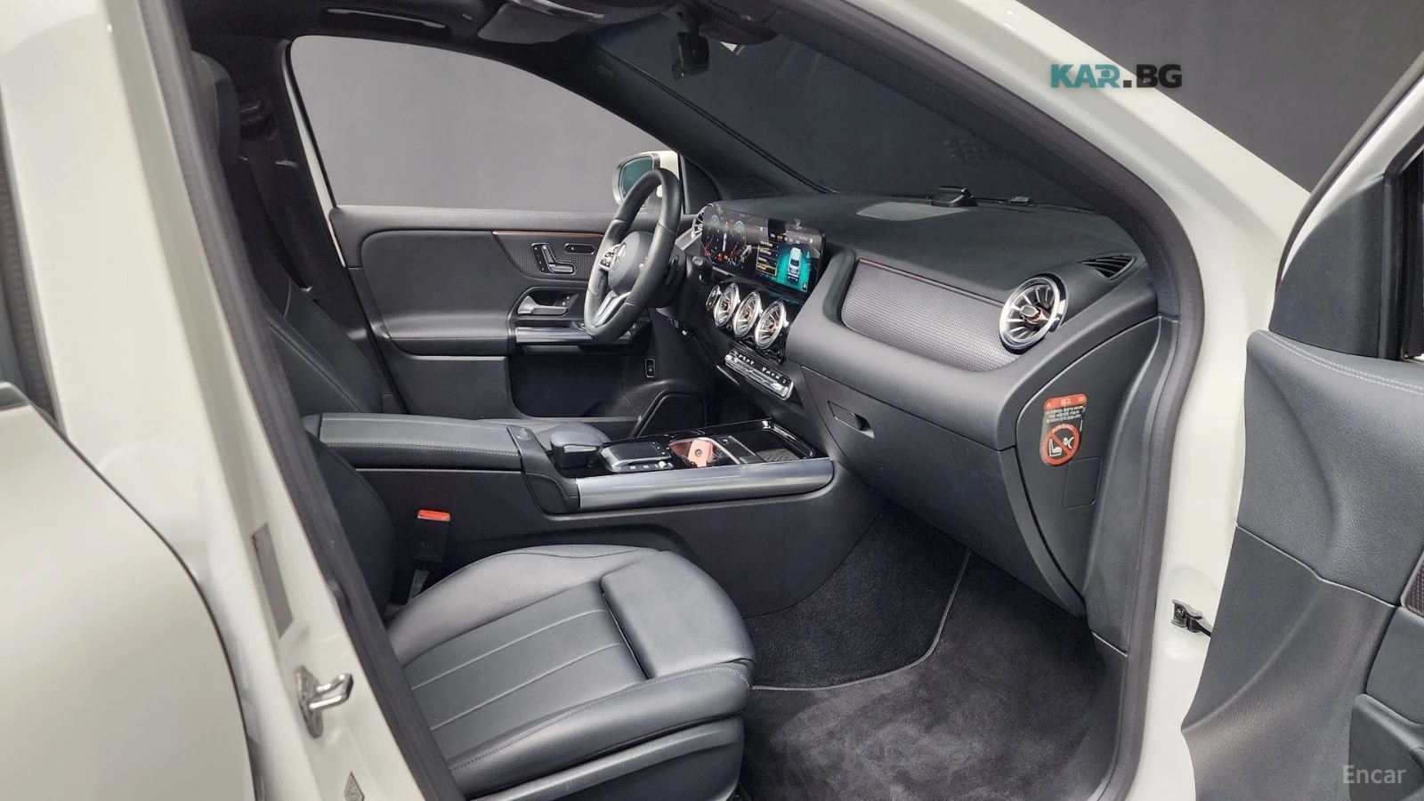Mercedes-Benz GLA 220 * КОЖА* ПОДГРЕВ* NAVI* LED* ПАНОРАМА* , снимка 11 - Автомобили и джипове - 54732703