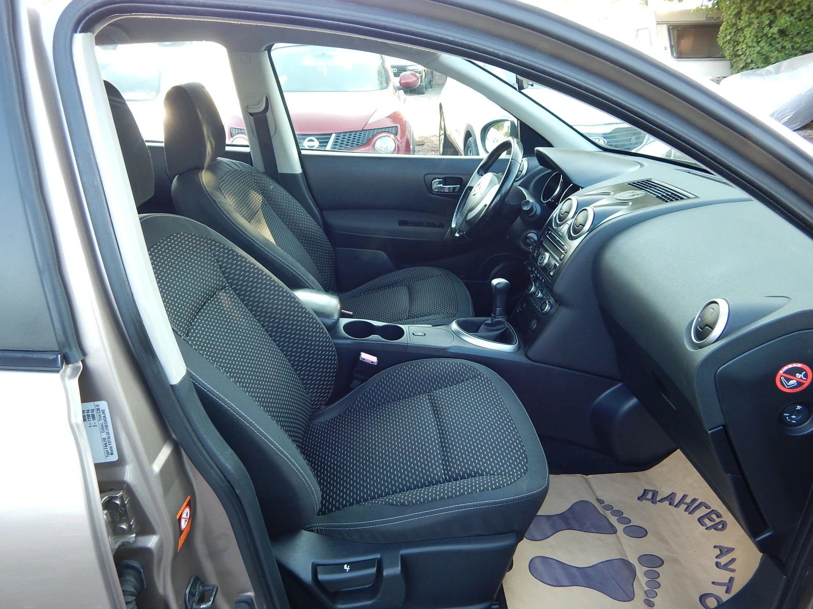 Nissan Qashqai 1.6i* ОТЛИЧЕН* , снимка 14 - Автомобили и джипове - 55976513