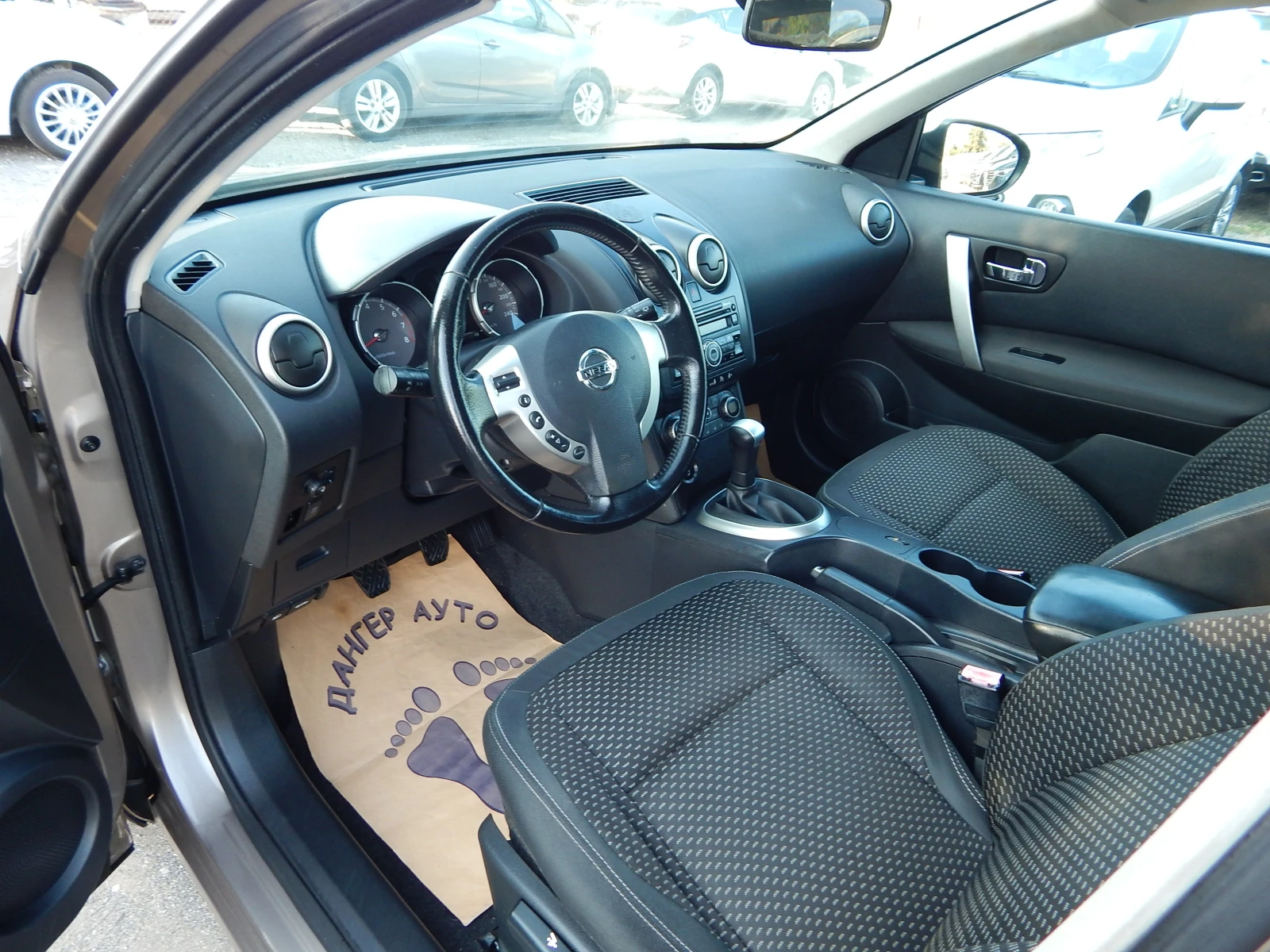 Nissan Qashqai 1.6i* ОТЛИЧЕН* , снимка 9 - Автомобили и джипове - 55976513