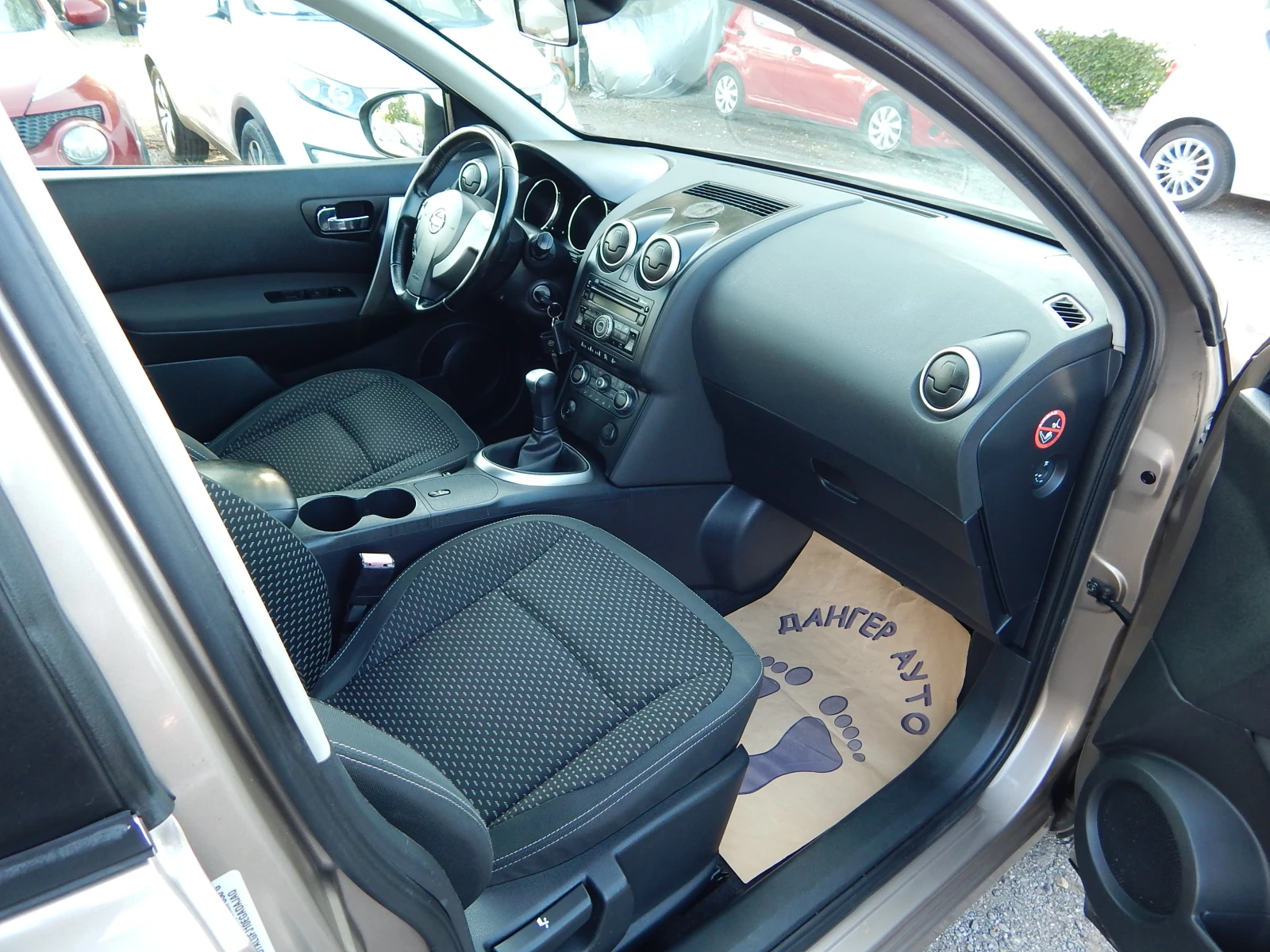 Nissan Qashqai 1.6i* ОТЛИЧЕН* , снимка 13 - Автомобили и джипове - 55976513