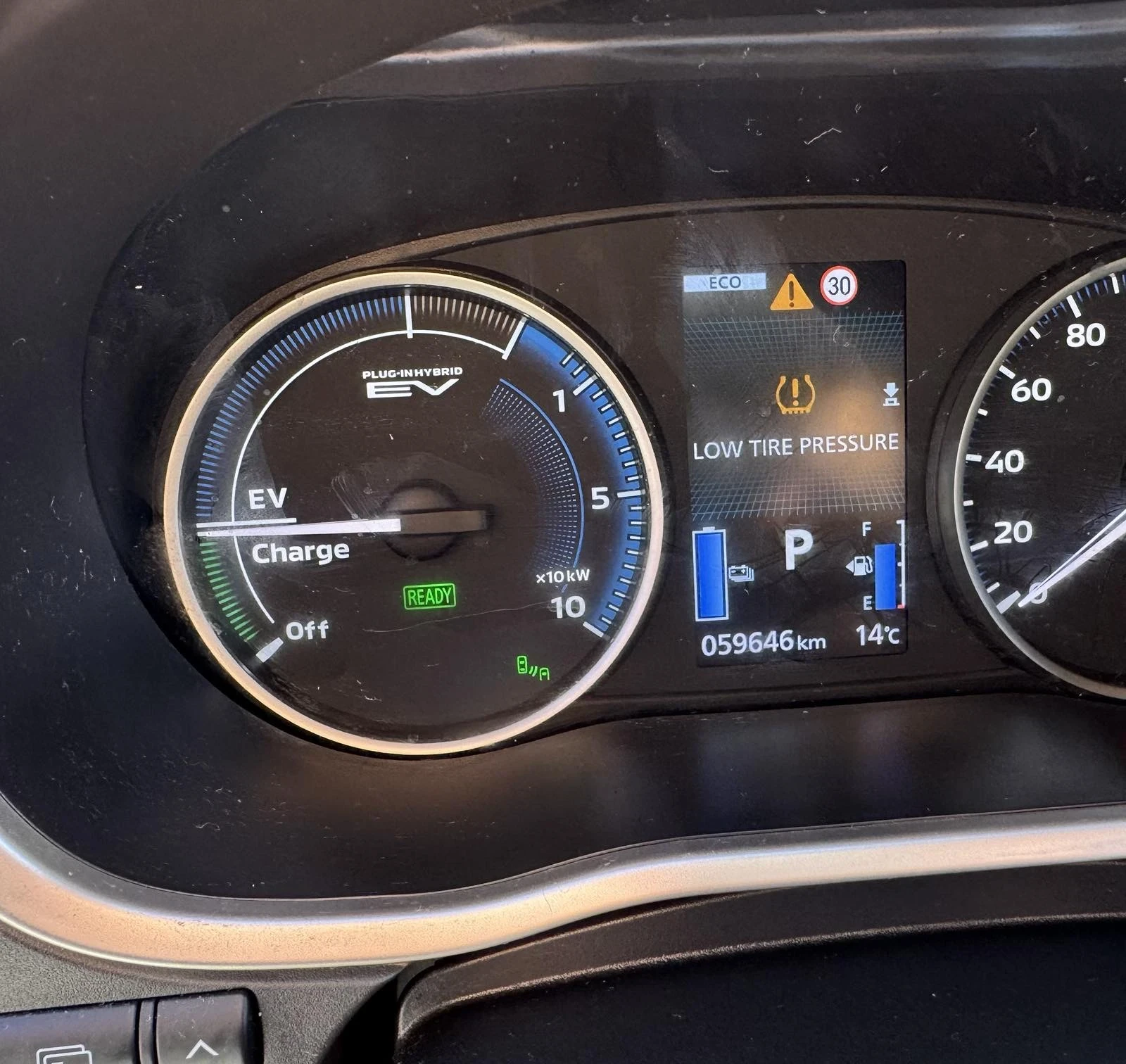 Mitsubishi Eclipse Cross  2.4 PHEV Top S-AWC  Закупен нов от БГ , снимка 14 - Автомобили и джипове - 56069875