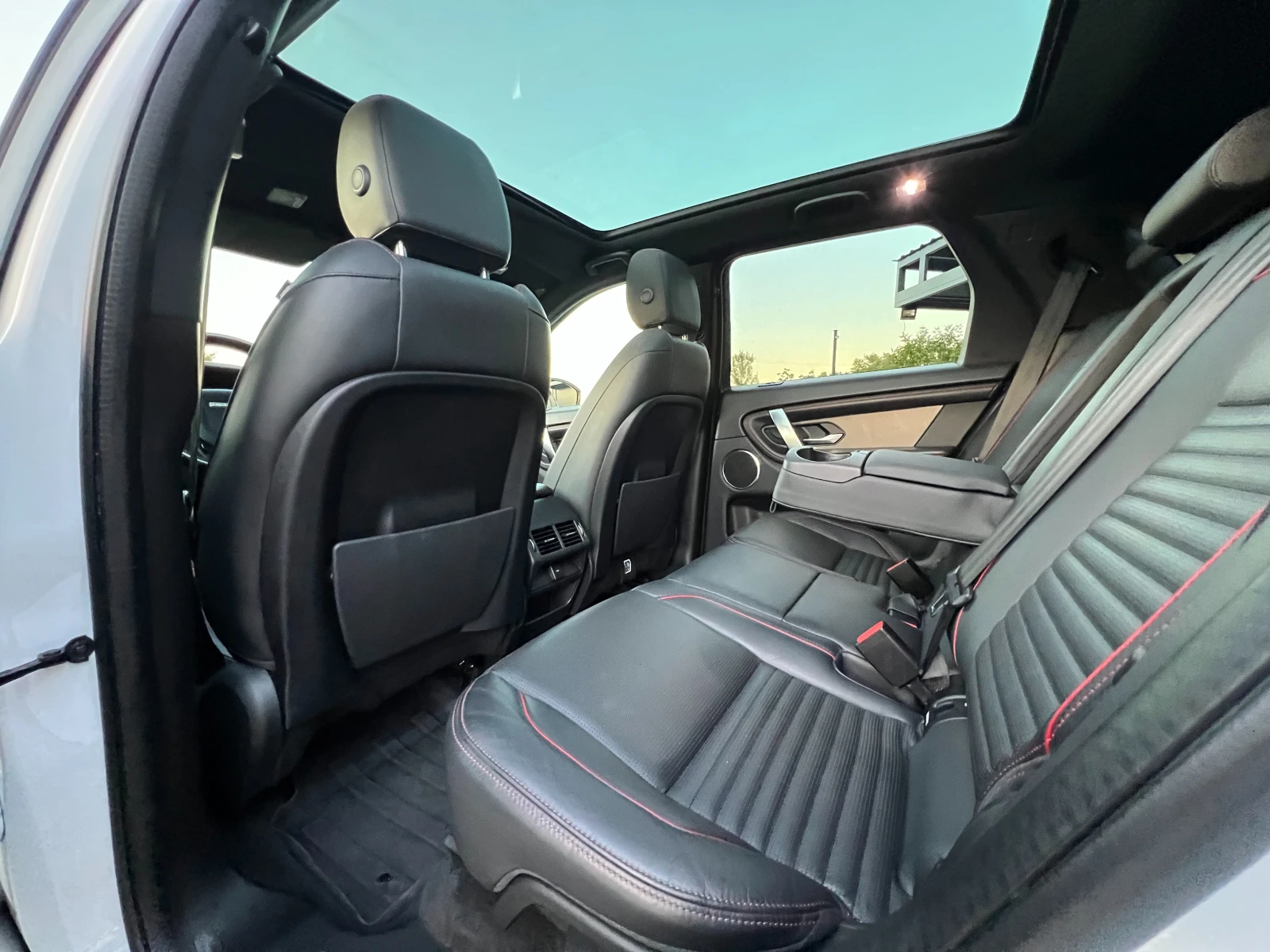 Land Rover Discovery Sport R-DYNAMIC/180k.c./ПАНОРАМА/КОЖА/ДИСТРОНИК/ACC/LED/, снимка 10 - Автомобили и джипове - 56129979