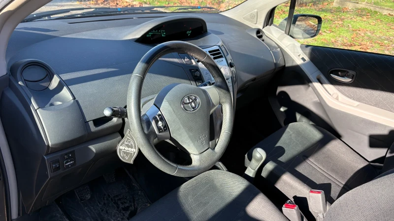 Toyota Yaris, снимка 10 - Автомобили и джипове - 52737530