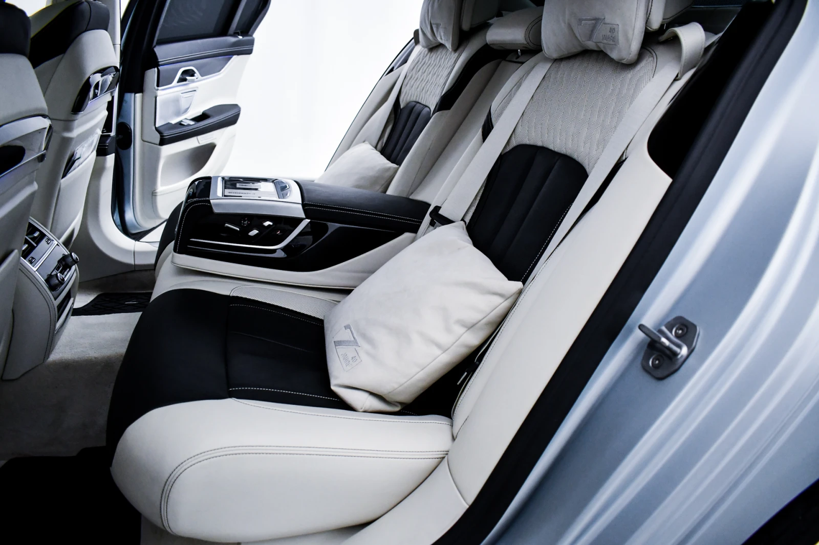 BMW 750 d xDrive 1 от 200 "40 години BMW 7er" - изображение 10