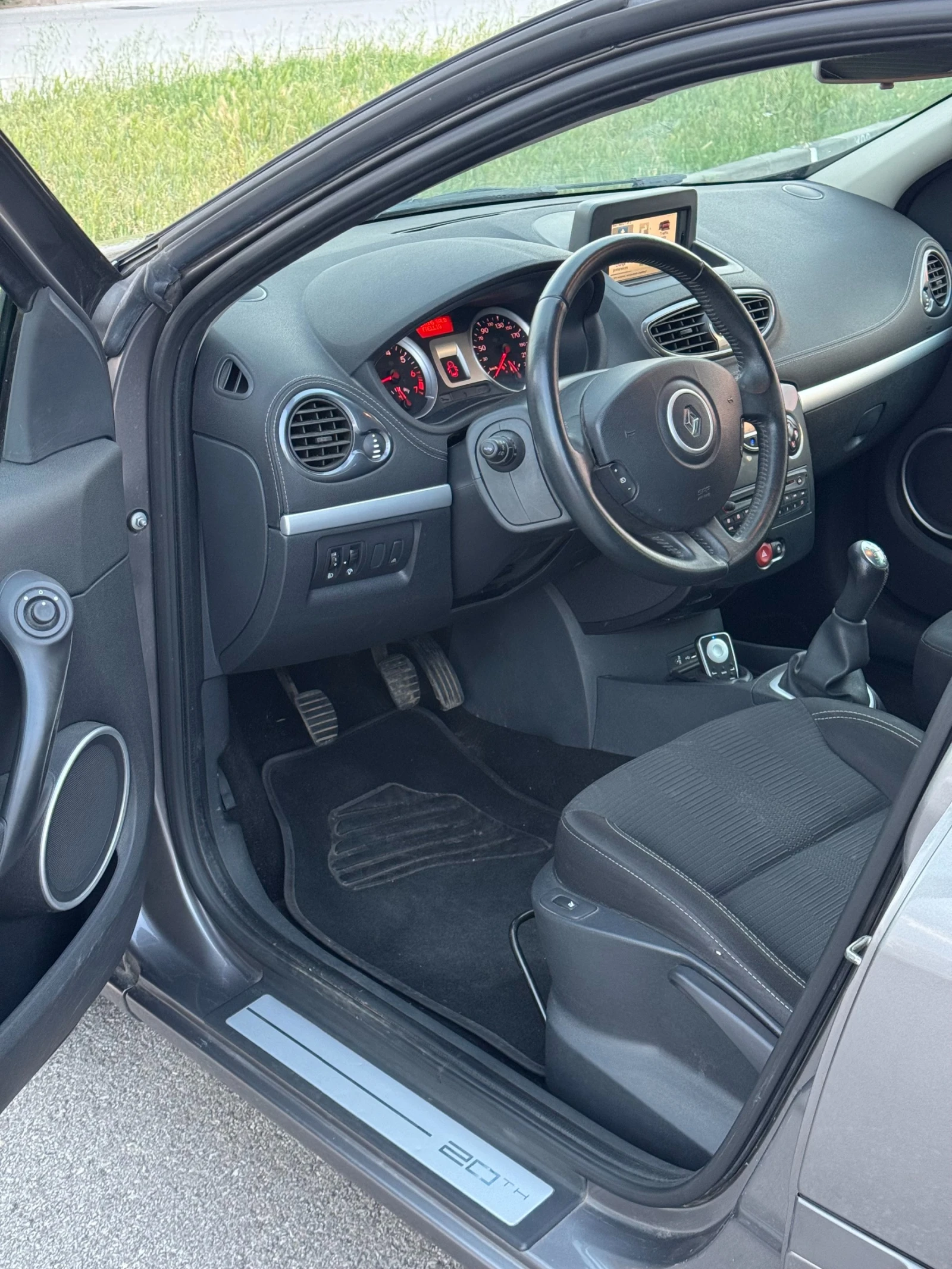 Renault Clio 20th Edition, снимка 8 - Автомобили и джипове - 55053526