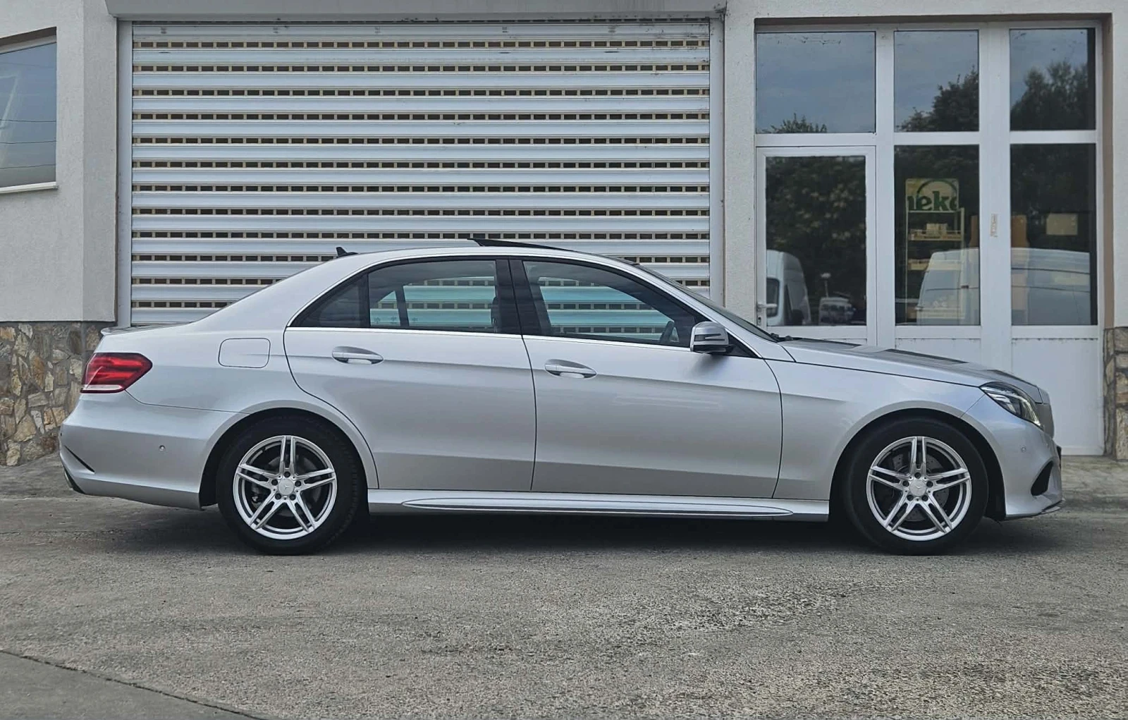 Mercedes-Benz E 220, снимка 4 - Автомобили и джипове - 55824781
