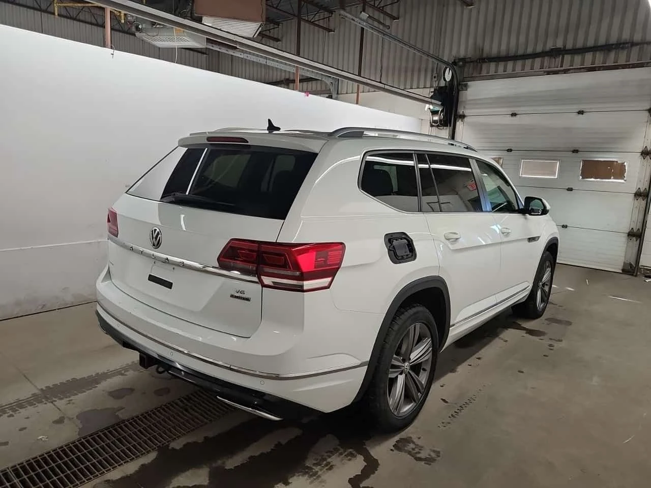 VW Atlas * HIGHLINE * ПАНОРАМА* ПОДГРЕВ* , снимка 3 - Автомобили и джипове - 54032218