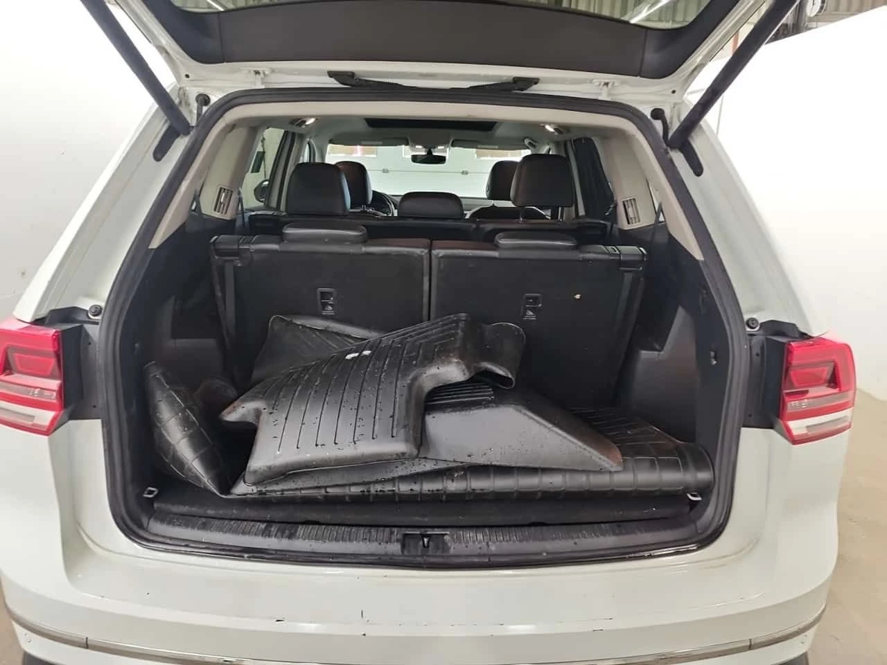 VW Atlas * HIGHLINE * ПАНОРАМА* ПОДГРЕВ* , снимка 17 - Автомобили и джипове - 54032218