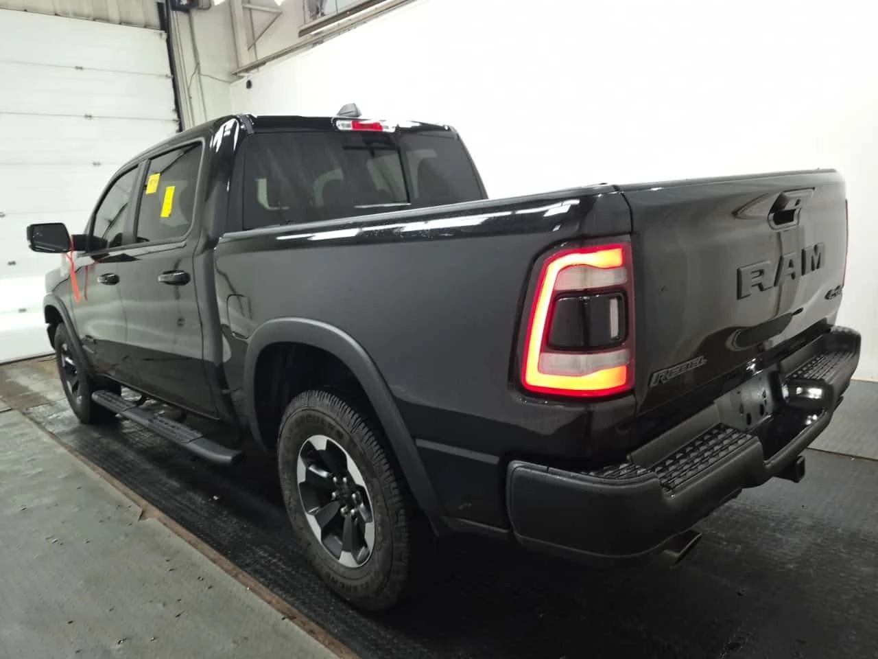 Dodge RAM 1500 REBEL CREW CAB SHORT BED| CARFAX| АВТОКРЕДИТ, снимка 4 - Автомобили и джипове - 54835295