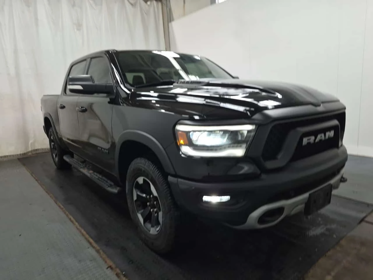 Dodge RAM 1500 REBEL CREW CAB SHORT BED| CARFAX| АВТОКРЕДИТ, снимка 2 - Автомобили и джипове - 54835295