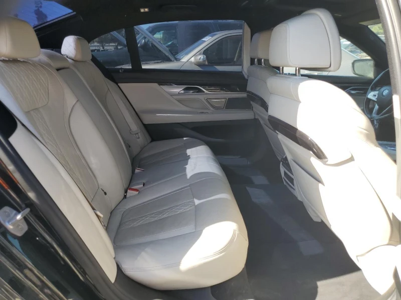 BMW 750 * Камера* Подгрев* Бяла Кожа* Перфектна* , снимка 10 - Автомобили и джипове - 52554609