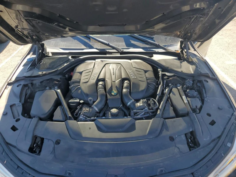 BMW 750 * Камера* Подгрев* Бяла Кожа* Перфектна* , снимка 11 - Автомобили и джипове - 52554609