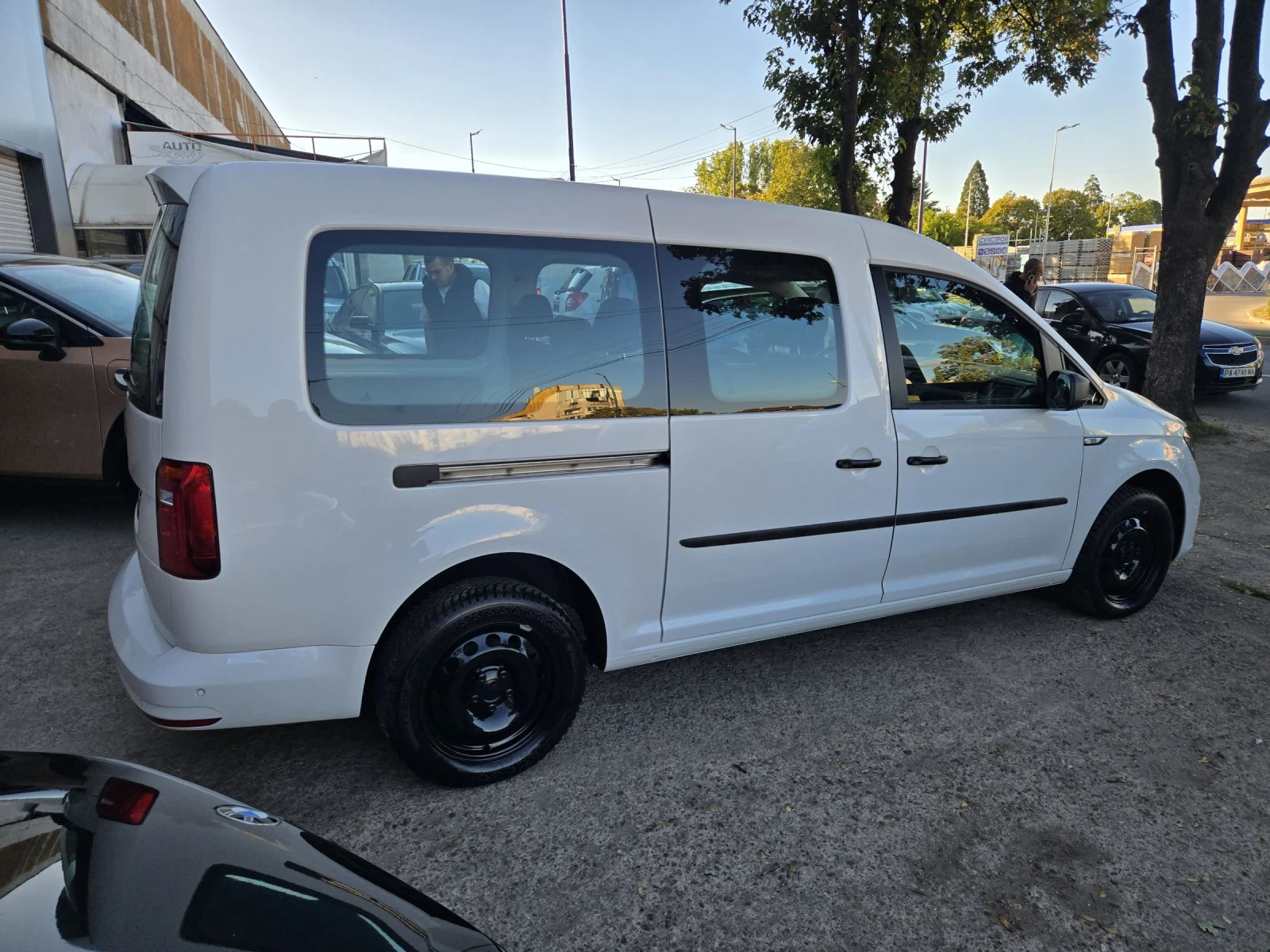 VW Caddy 2.0 TDI Макси автоматик - изображение 6