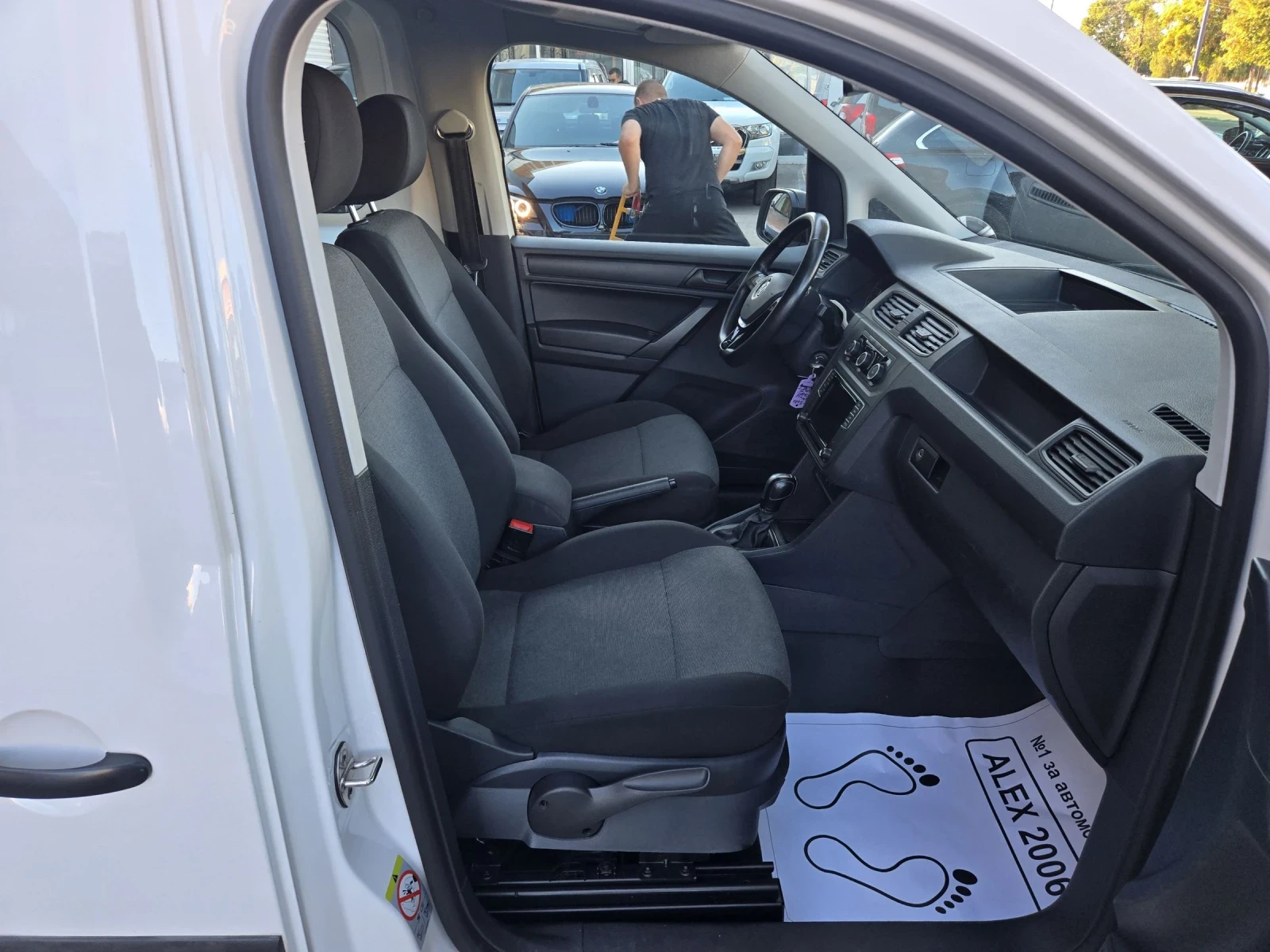 VW Caddy 2.0 TDI Макси автоматик - изображение 8