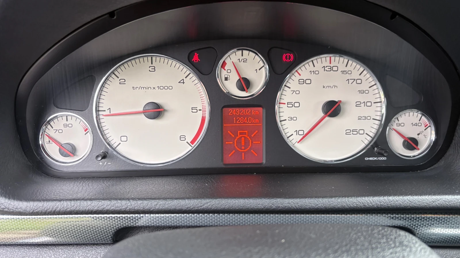 Peugeot 407 Доста запазен автомобил комфортен и удобен , снимка 15 - Автомобили и джипове - 54032496