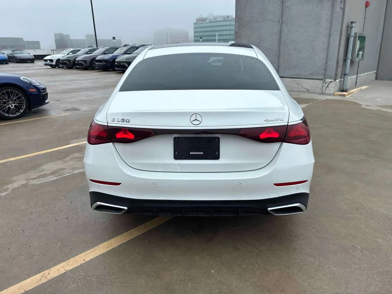 Mercedes-Benz E 350 * CARFAX * BURMESTER * ОБДУХВАНЕ * 360, снимка 4 - Автомобили и джипове - 54216883