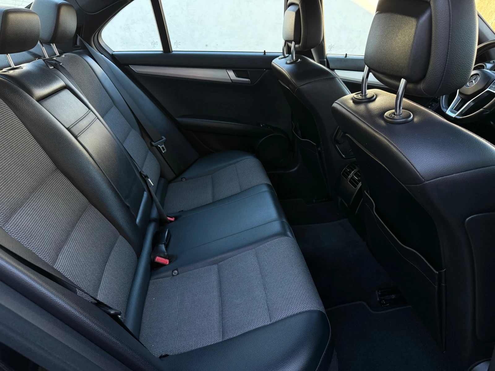Mercedes-Benz C 220 220/Ръчка/Подгрев, снимка 12 - Автомобили и джипове - 55465968