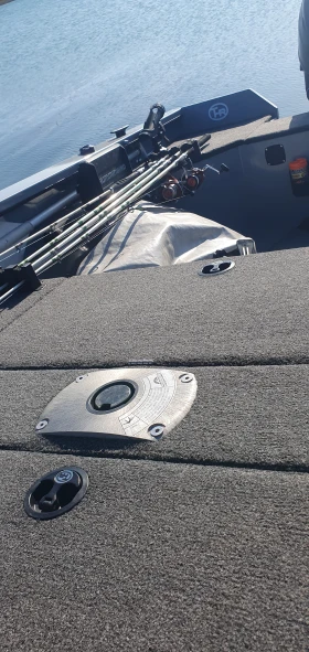 Лодка Tracker thor, снимка 5 - Воден транспорт - 52692307