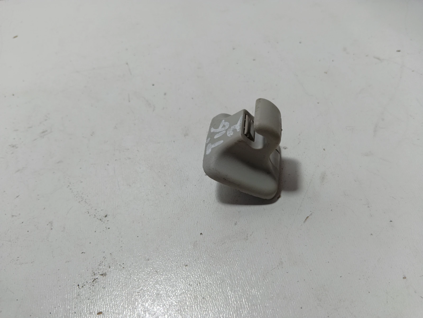щипка сенник 1K0857561B VW Tiguan
