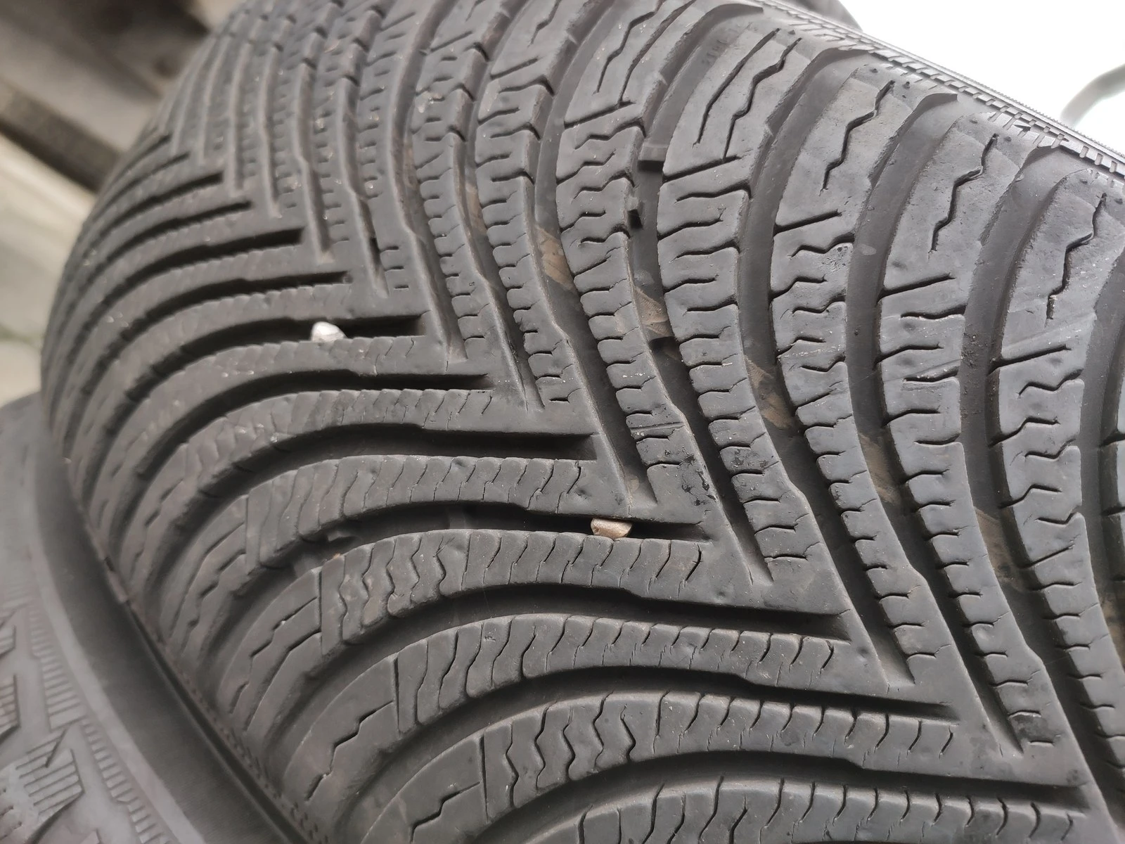 Гуми Зимни 215/65R17, снимка 3 - Гуми и джанти - 56725558