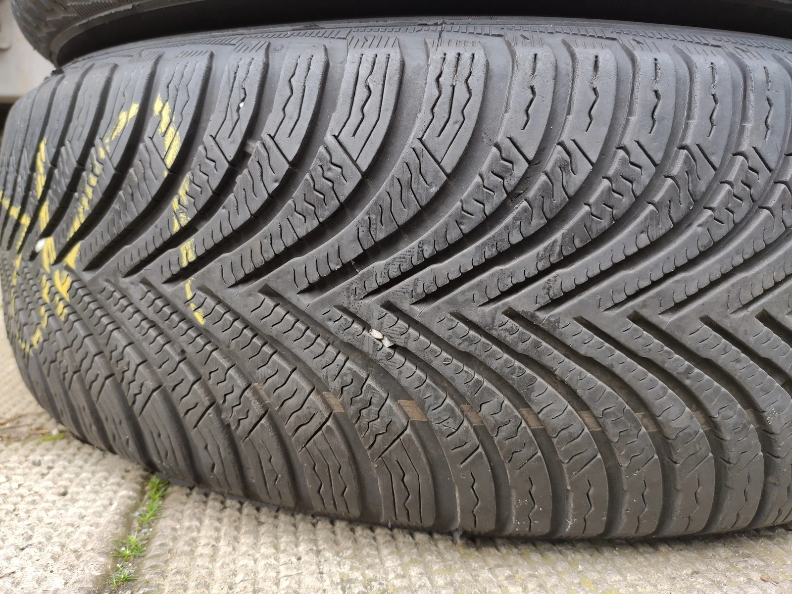Гуми Зимни 215/65R17, снимка 2 - Гуми и джанти - 56725558