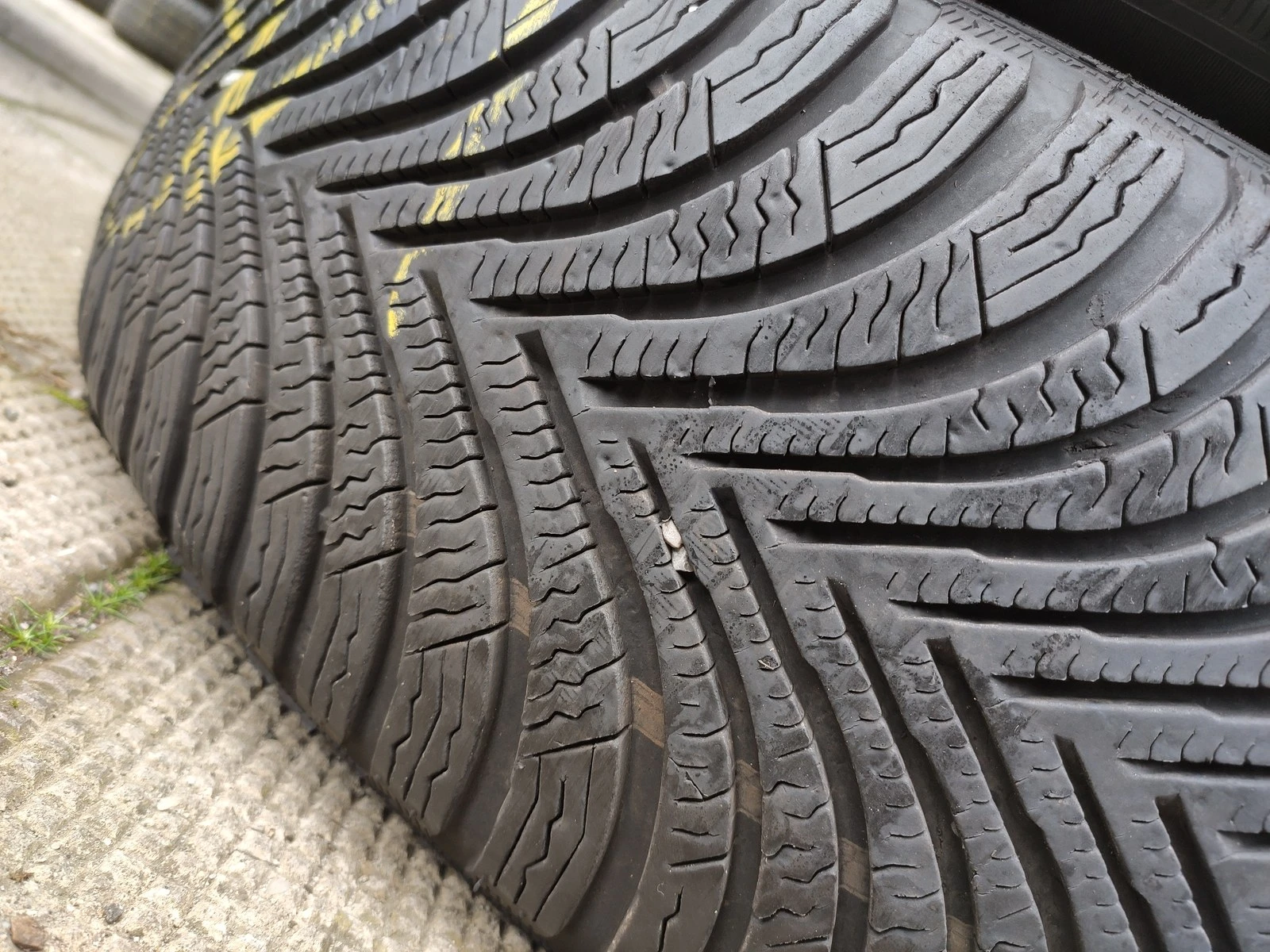 Гуми Зимни 215/65R17, снимка 4 - Гуми и джанти - 56725558