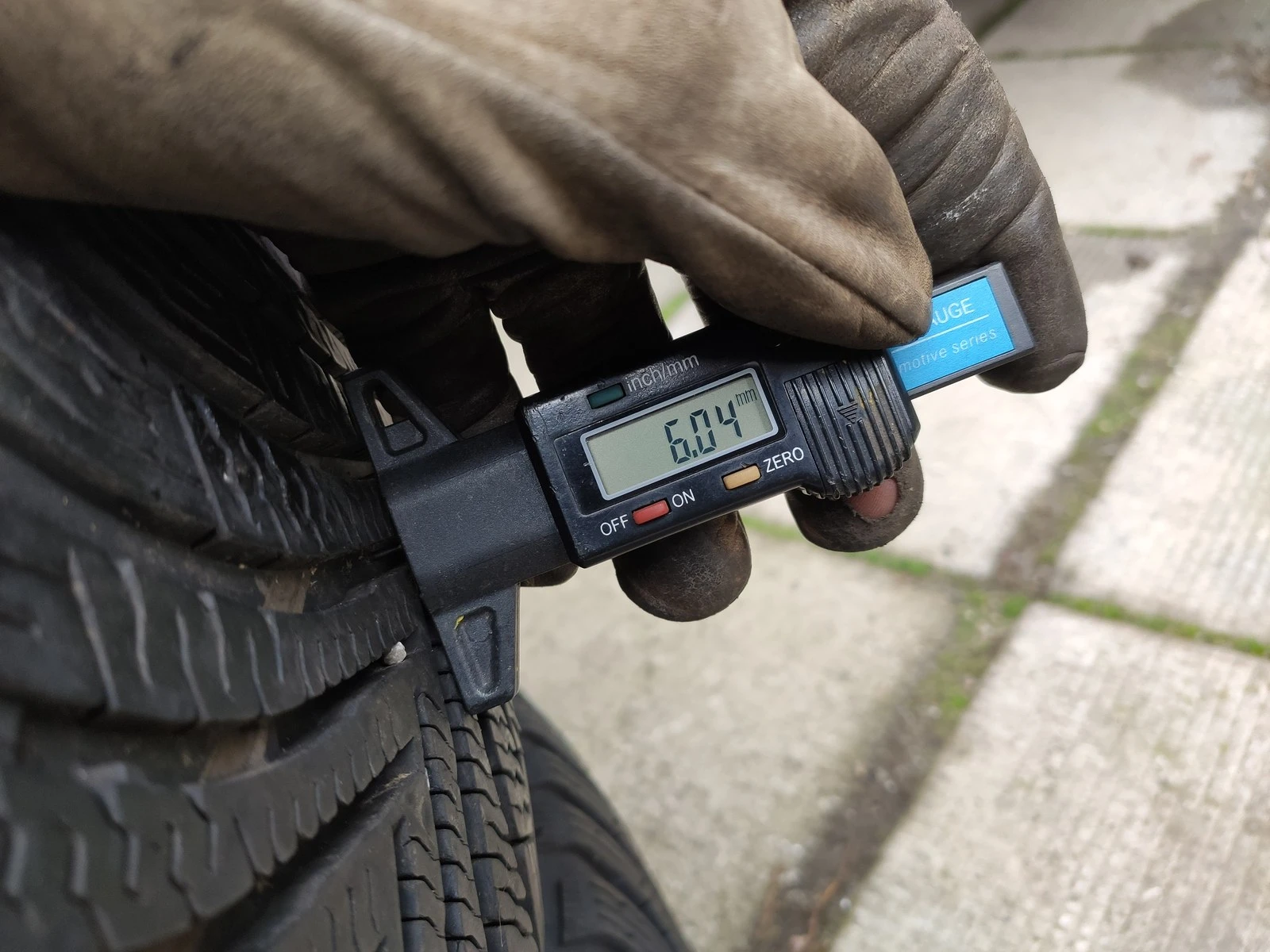 Гуми Зимни 215/65R17, снимка 5 - Гуми и джанти - 56725558