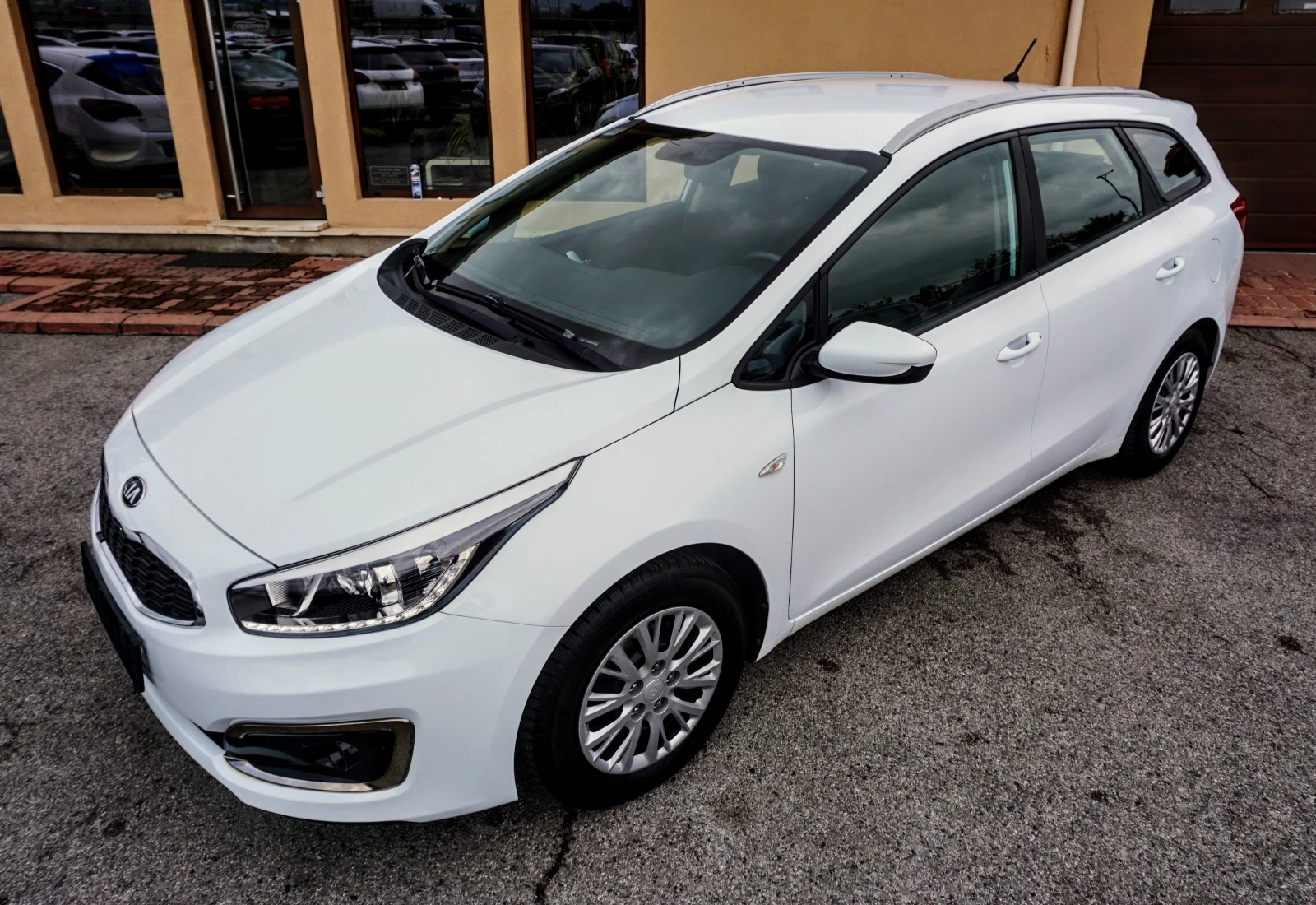 Kia Ceed 1.4i SW - изображение 2