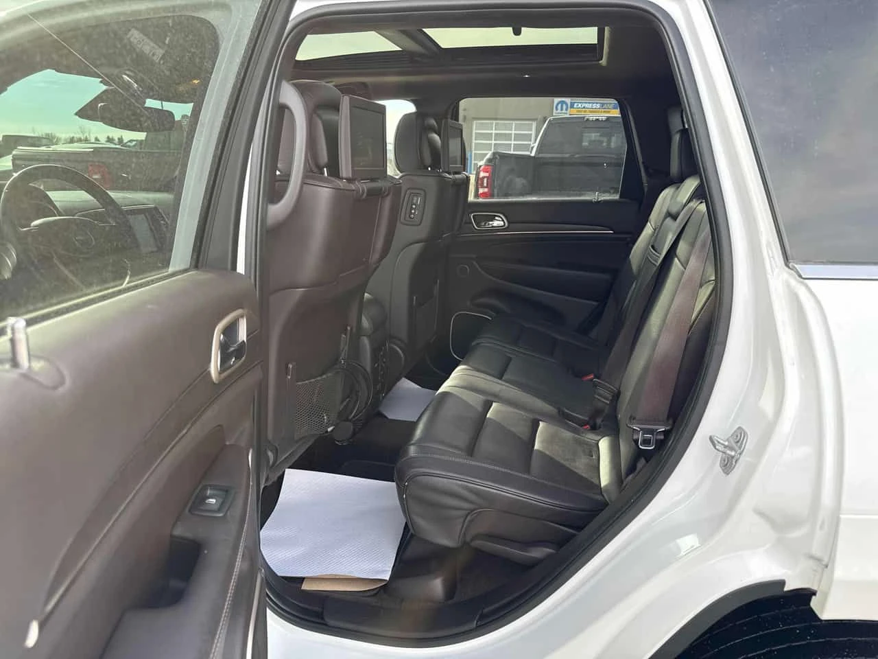 Jeep Grand cherokee Summit/CARFAX/ДИСТРОНИК/ПАНОРАМА/ТАБЛЕТИ, снимка 11 - Автомобили и джипове - 53746325