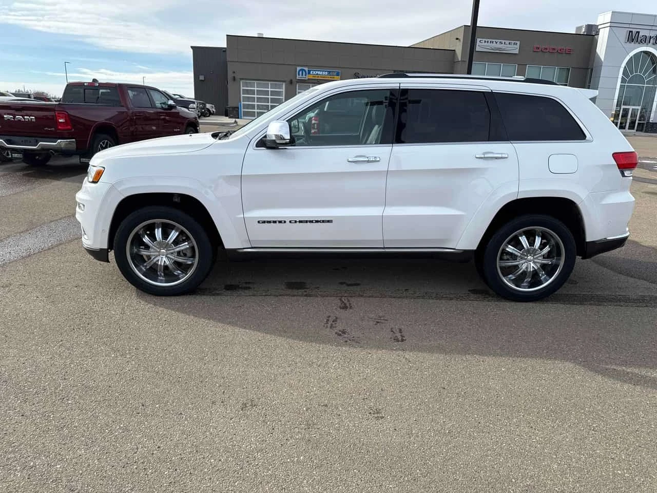 Jeep Grand cherokee Summit/CARFAX/ДИСТРОНИК/ПАНОРАМА/ТАБЛЕТИ, снимка 3 - Автомобили и джипове - 53746325