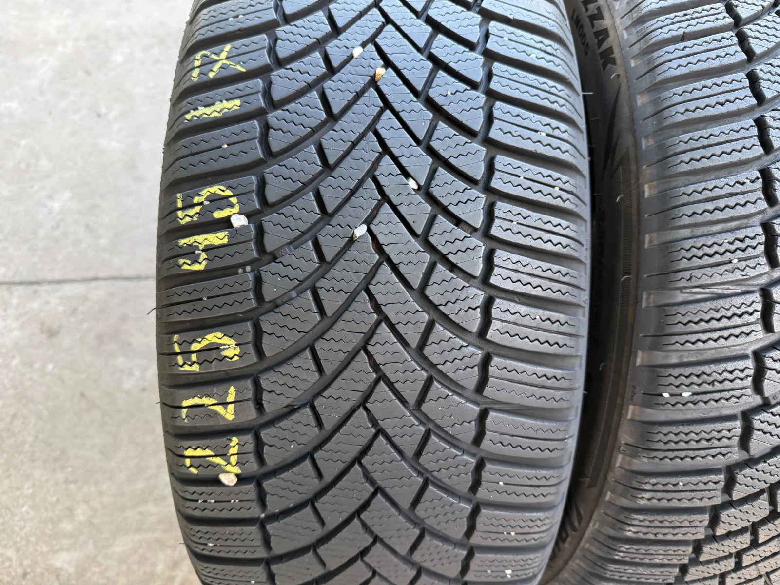 Гуми Зимни 225/45R17, снимка 4 - Гуми и джанти - 55832948