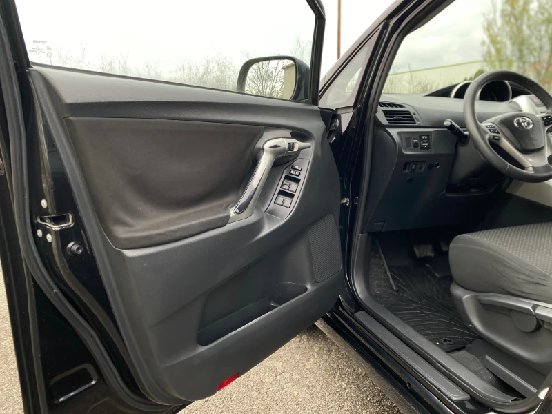 Toyota Verso, снимка 9 - Автомобили и джипове - 52372817