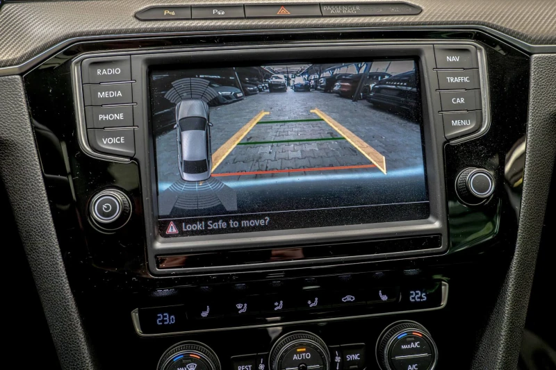VW Passat 4Motion/R-Line/DSG/PDC/F1/FULL LED/Подгрев, снимка 12 - Автомобили и джипове - 52908658