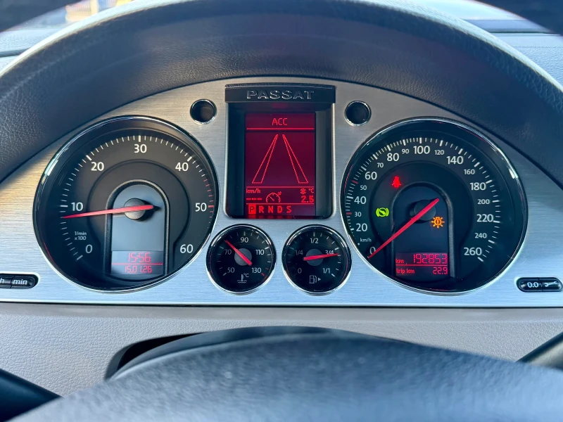 VW Passat Автомат/Дистроник/Фул, снимка 16 - Автомобили и джипове - 53156184