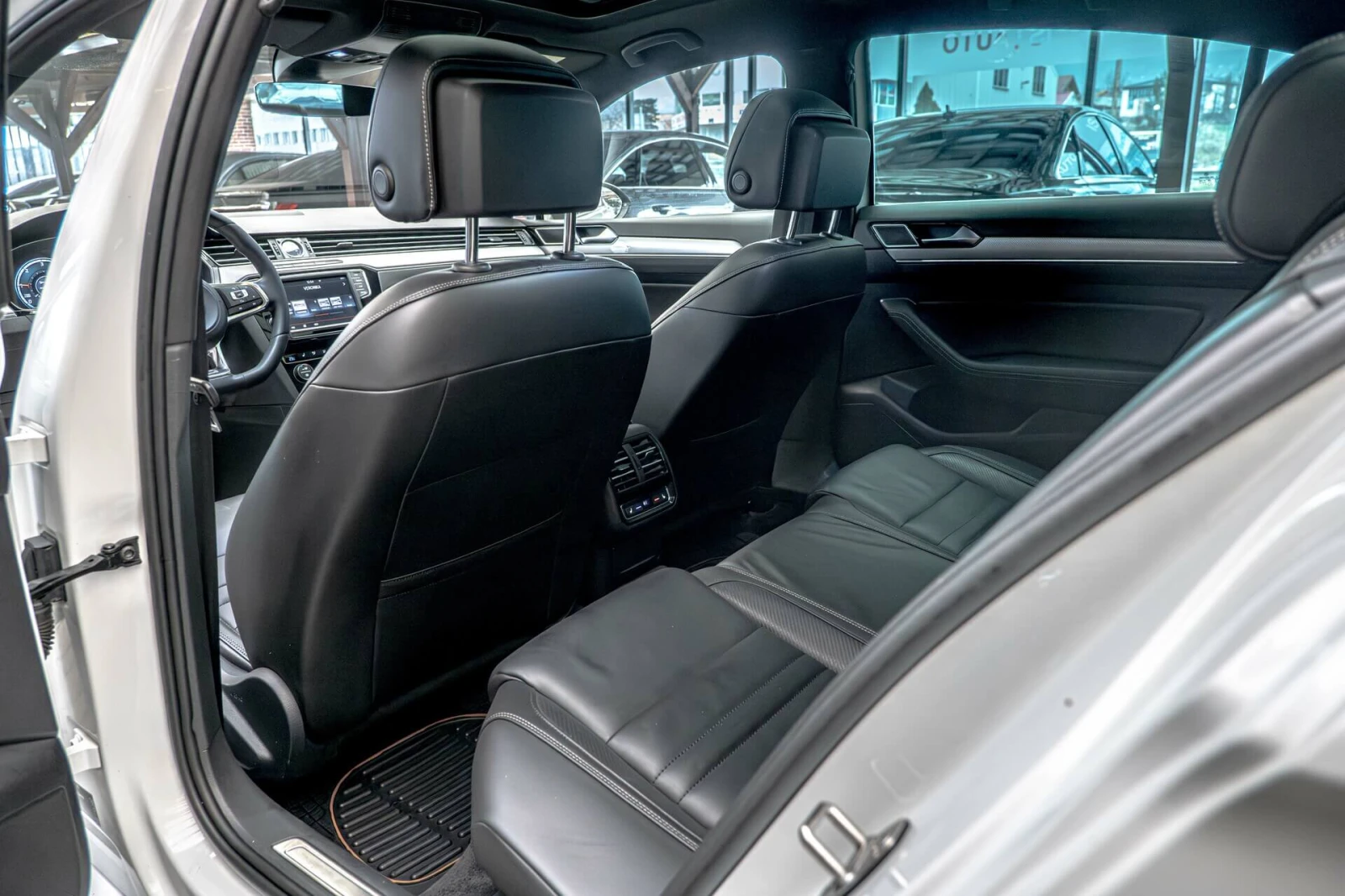 VW Passat 4Motion/R-Line/DSG/PDC/F1/FULL LED/Подгрев - изображение 9