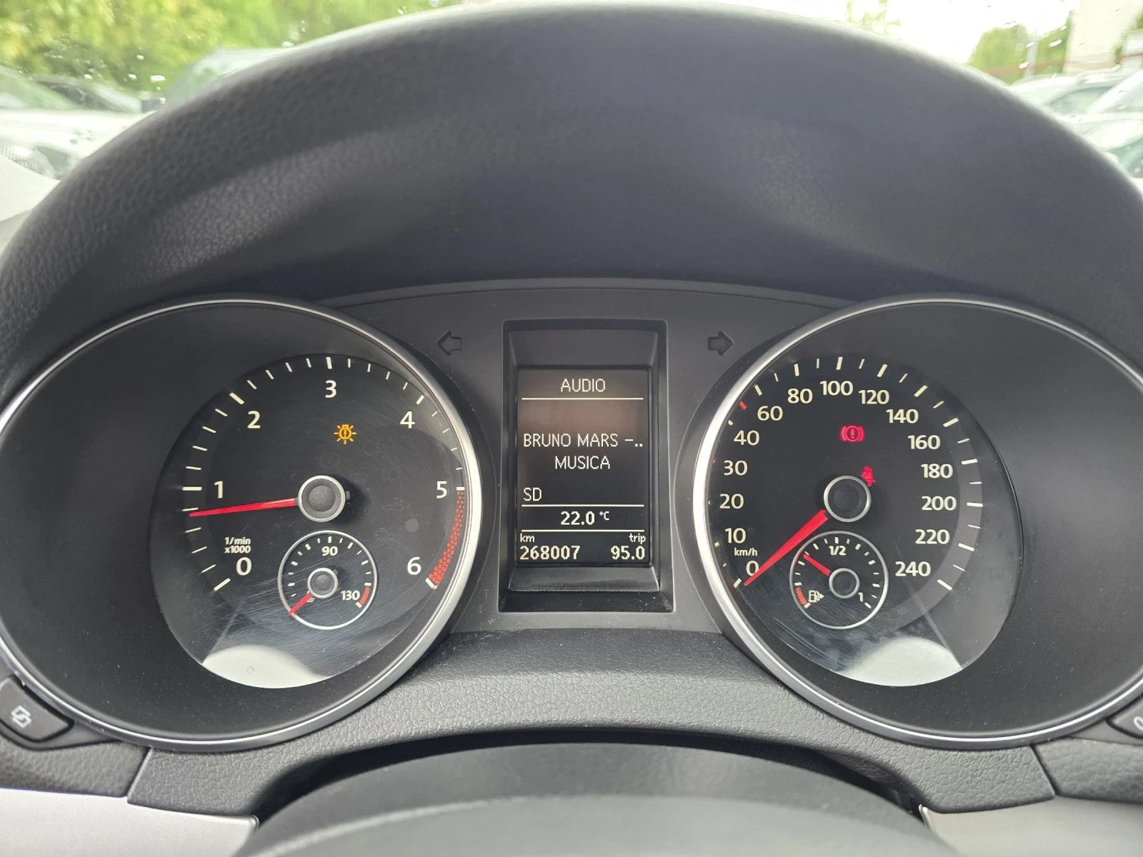 VW Golf 1.6TDI 105к.с R-LINE Топ състояние , снимка 17 - Автомобили и джипове - 54519562
